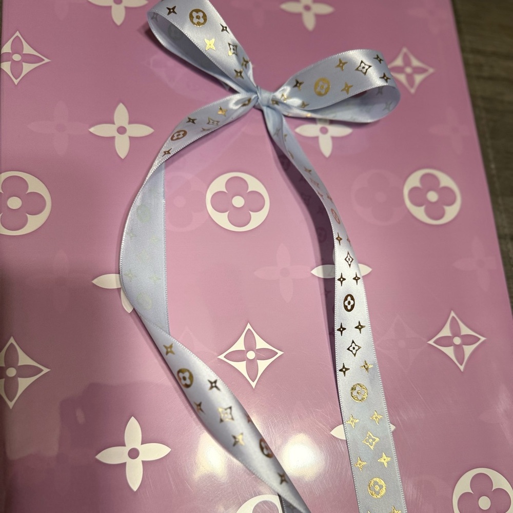 Luxury Floral Wrapping Set – 20 Gold Print Sheets + 5 Yards Ribbon”